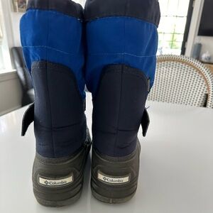Columbia kids size 4 snow boots like new.